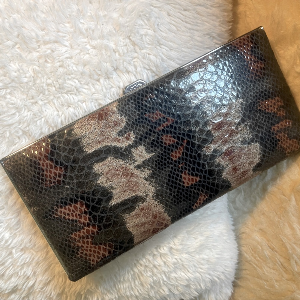 Lodis clutch wallet -
Snake print design